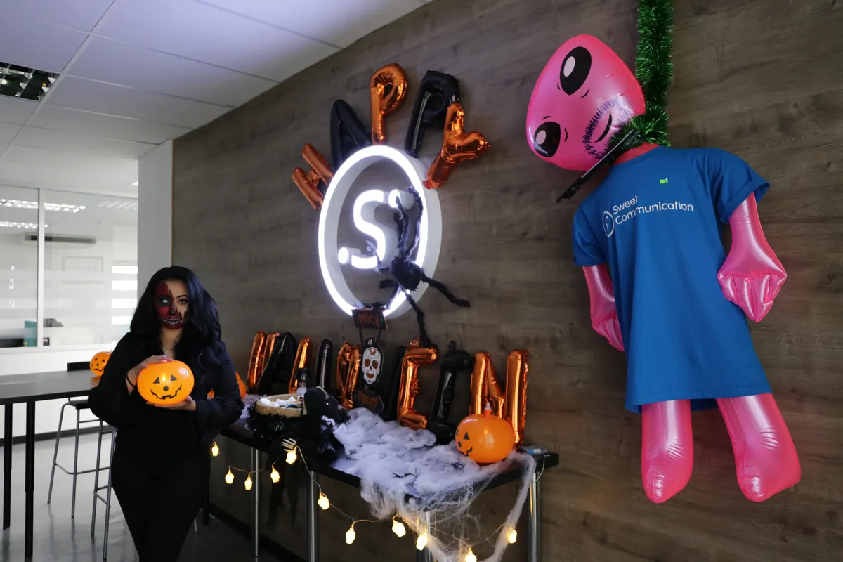 Halloweenfirande på kontoret med pyntad Sweet-logga