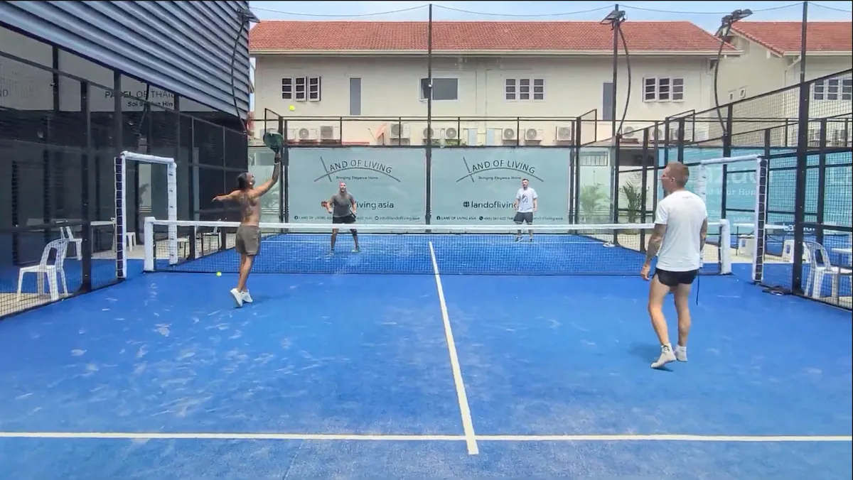 Kollegor spelar padel i Hua Hin